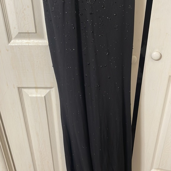 Evening gown Gorgeous black dress worn once. Black shiny beading to the floor. - Picture 11 of 17